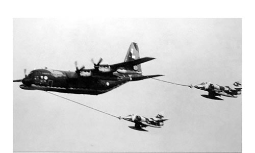 Carga de combustible en vuelo de dos aviones A4-C. El Hércules KC-130 -“La Chancha” como lo llaman en la Fuerza Aérea- los esperaba en “punto de reabastecimiento”